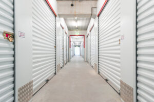 Corredor com vários Self Storage