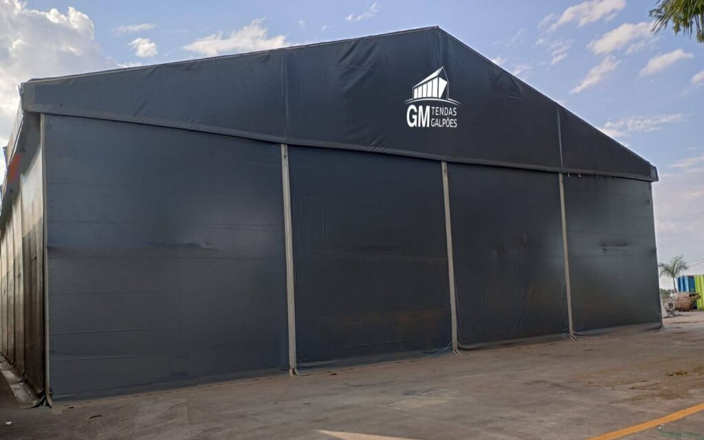 Fabricação e locação de galpões de lona GM Log, produzido pela GM Tendas Galpões, empresa especializada em galpões lonados para armazenagens industriais, logística e eventos, com sistemas de SPDA, iluminação, exaustão e climatização, projetados sob medida