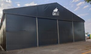 Fabricação, venda e locação de galpões de lona GM Log, produzido pela GM Tendas Galpões, empresa especializada em galpões lonados para armazenagens industriais, logística e eventos, com sistemas de SPDA, iluminação, exaustão e climatização, projetados sob medida