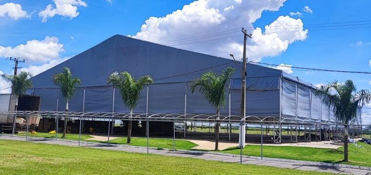 Fabricação e locação de galpões de lona GM Log, produzido pela GM Tendas Galpões, empresa especializada em venda e locação de galpões lonados para armazenagens industriais, logística e eventos, com sistemas de SPDA, iluminação, exaustão e climatização, projetados sob medida