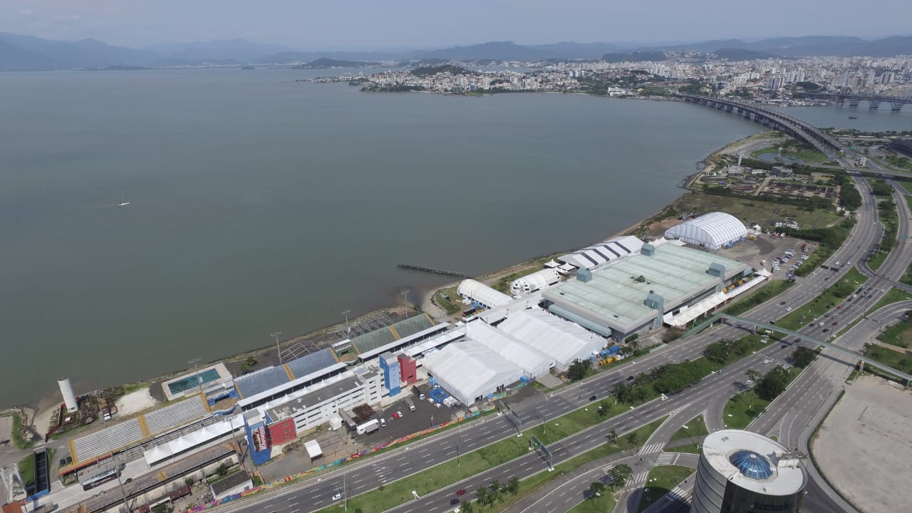 Fabricação, venda e locação de galpões de lona GM Log, produzido pela GM Tendas Galpões, empresa especializada em venda e locação de galpões lonados para armazenagens industriais, logística e eventos, com sistemas de SPDA, iluminação, exaustão e climatização, projetados sob medida