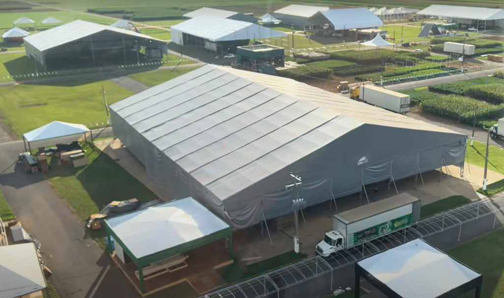 Fabricação, venda e locação de galpões de lona GM Log, produzido pela GM Tendas Galpões, empresa especializada em venda e locação de galpões lonados para armazenagens industriais, logística e eventos, com sistemas de SPDA, iluminação, exaustão e climatização, projetados sob medida