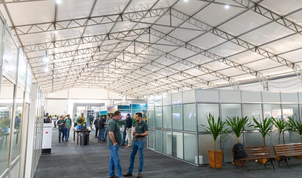 Fabricação, venda e locação de galpões de lona GM Log, produzido pela GM Tendas Galpões, empresa especializada em venda e locação de galpões lonados para armazenagens industriais, logística e eventos, com sistemas de SPDA, iluminação, exaustão e climatização, projetados sob medida