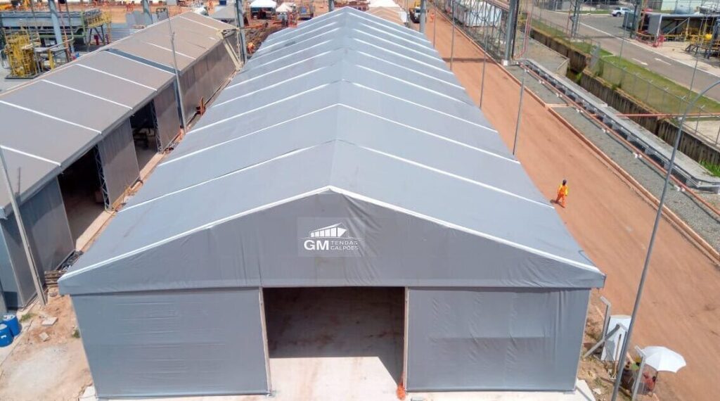 Fabricação, venda e locação de galpões de lona GM Log, produzido pela GM Tendas Galpões, empresa especializada em venda e locação de galpões lonados para armazenagens industriais, logística e eventos, com sistemas de SPDA, iluminação, exaustão e climatização, projetados sob medida