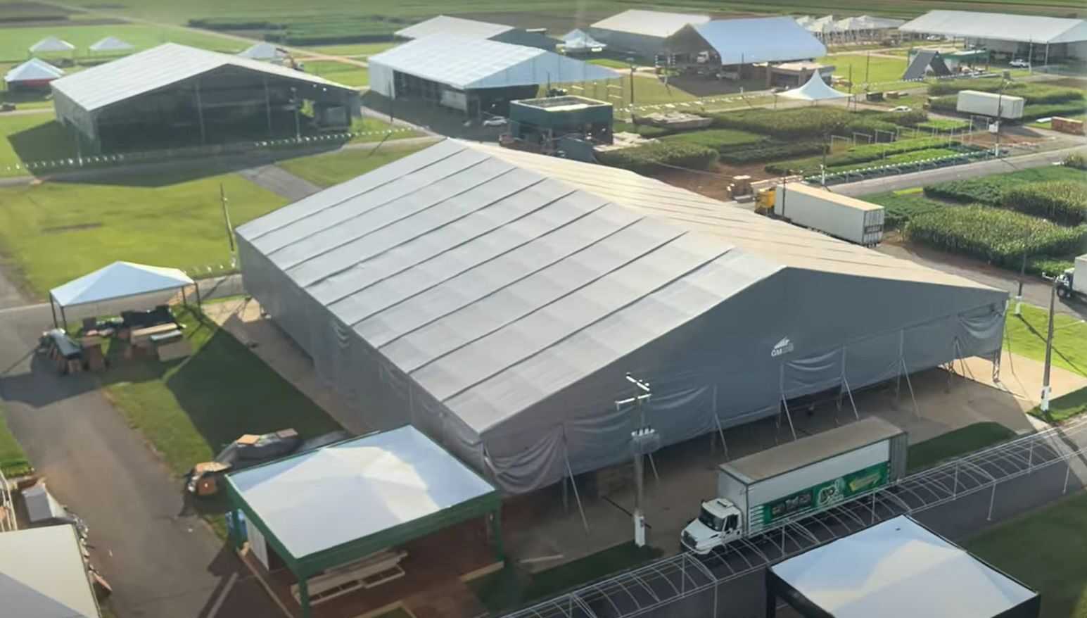 Venda e locação de galpões de lona GM Log, produzido pela GM Tendas Galpões, empresa especializada em venda e locação de galpões lonados para armazenagens industriais, logística e eventos, com sistemas de SPDA, iluminação, exaustão e climatização, projetados sob medida