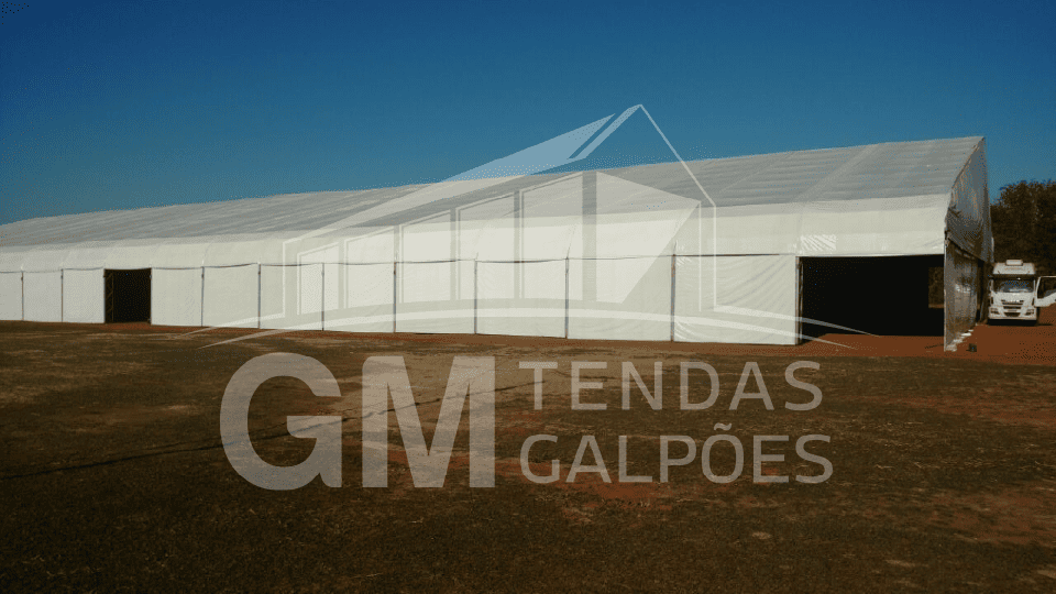Fabricação, venda e locação de galpões de lona GM Log, produzido pela GM Tendas Galpões, empresa especializada em venda e locação de galpões lonados para armazenagens industriais, logística e eventos, com sistemas de SPDA, iluminação, exaustão e climatização, projetados sob medida