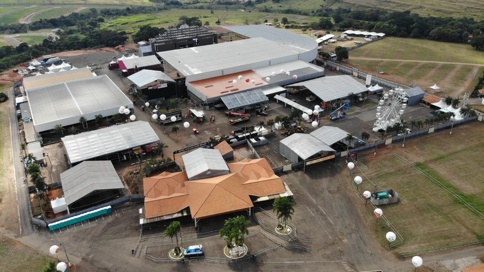 Venda e locação de galpões de lona GM Log, produzido pela GM Tendas Galpões, empresa especializada em venda e locação de galpões lonados para armazenagens industriais, logística e eventos, com sistemas de SPDA, iluminação, exaustão e climatização, projetados sob medida