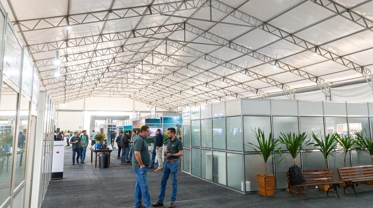 Venda e locação de galpões de lona GM Log, produzido pela GM Tendas Galpões, empresa especializada em venda e locação de galpões lonados para armazenagens industriais, logística e eventos, com sistemas de SPDA, iluminação, exaustão e climatização, projetados sob medida