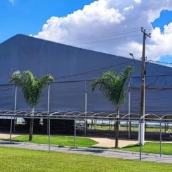 Fabricação e locação de galpões de lona GM Log, produzido pela GM Tendas Galpões, empresa especializada em venda e locação de galpões lonados para armazenagens industriais, logística e eventos, com sistemas de SPDA, iluminação, exaustão e climatização, projetados sob medida