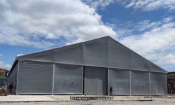 Fabricação, venda e locação de galpões de lona GM Log, produzido pela GM Tendas Galpões, empresa especializada em venda e locação de galpões lonados para armazenagens industriais, logística e eventos, com sistemas de SPDA, iluminação, exaustão e climatização, projetados sob medida
