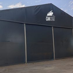 Fabricação, venda e locação de galpões de lona GM Log, produzido pela GM Tendas Galpões, empresa especializada em galpões lonados para armazenagens industriais, logística e eventos, com sistemas de SPDA, iluminação, exaustão e climatização, projetados sob medida