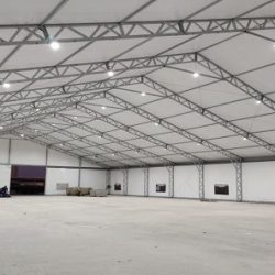 Fabricação, venda e locação de galpões de lona GM Log, produzido pela GM Tendas Galpões, empresa especializada em venda e locação de galpões lonados para armazenagens industriais, logística e eventos, com sistemas de SPDA, iluminação, exaustão e climatização, projetados sob medida