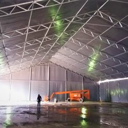 Fabricação, venda e locação de galpões de lona GM Log, produzido pela GM Tendas Galpões, empresa especializada em venda e locação de galpões lonados para armazenagens industriais, logística e eventos, com sistemas de SPDA, iluminação, exaustão e climatização, projetados sob medida