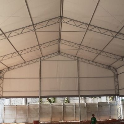 Fabricação, venda e locação de galpões de lona GM Log, produzido pela GM Tendas Galpões, empresa especializada em venda e locação de galpões lonados para armazenagens industriais, logística e eventos, com sistemas de SPDA, iluminação, exaustão e climatização, projetados sob medida